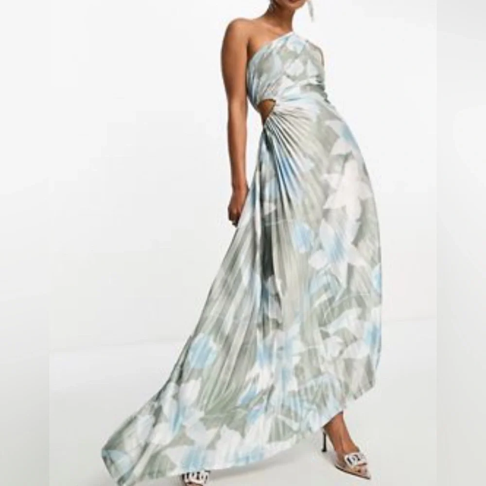 Asymmetrical Pleated dress - Picture 1 of 2